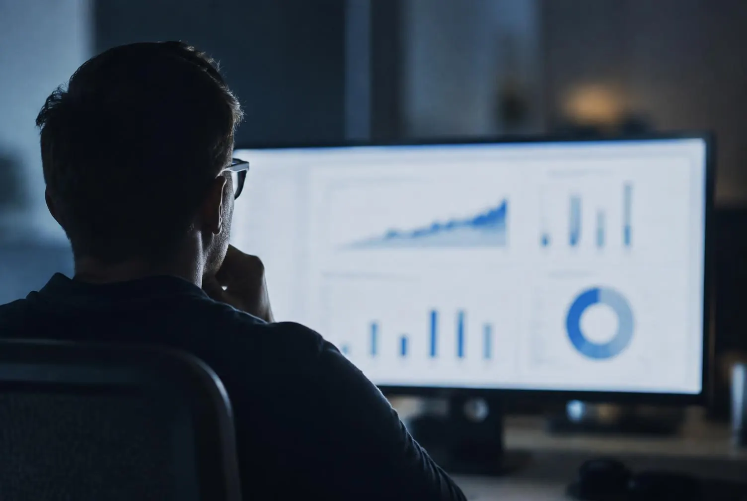 Profissional analisando indicadores de um site em tela grande