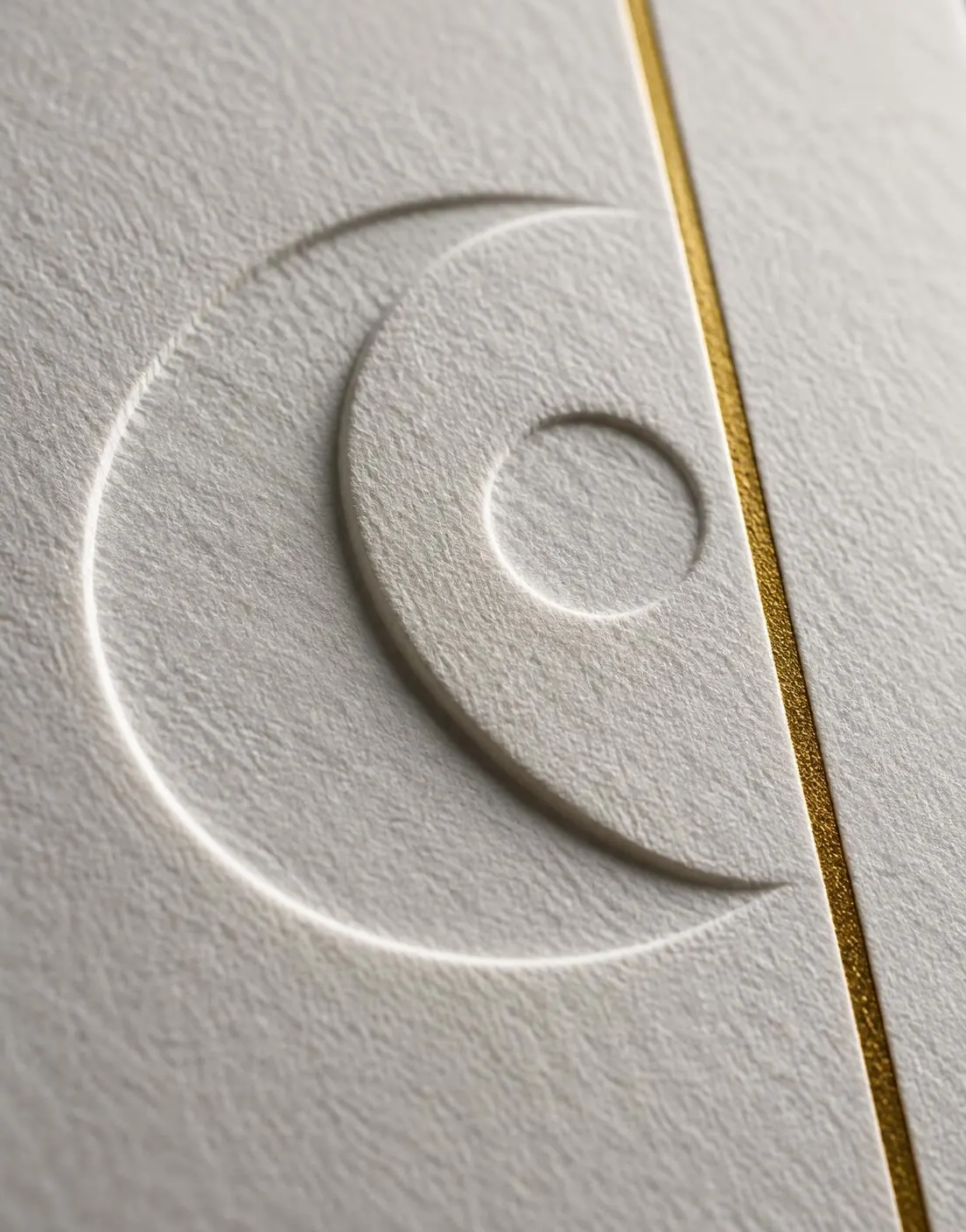 Detalhe macro de papel com relevo seco e um filete dourado