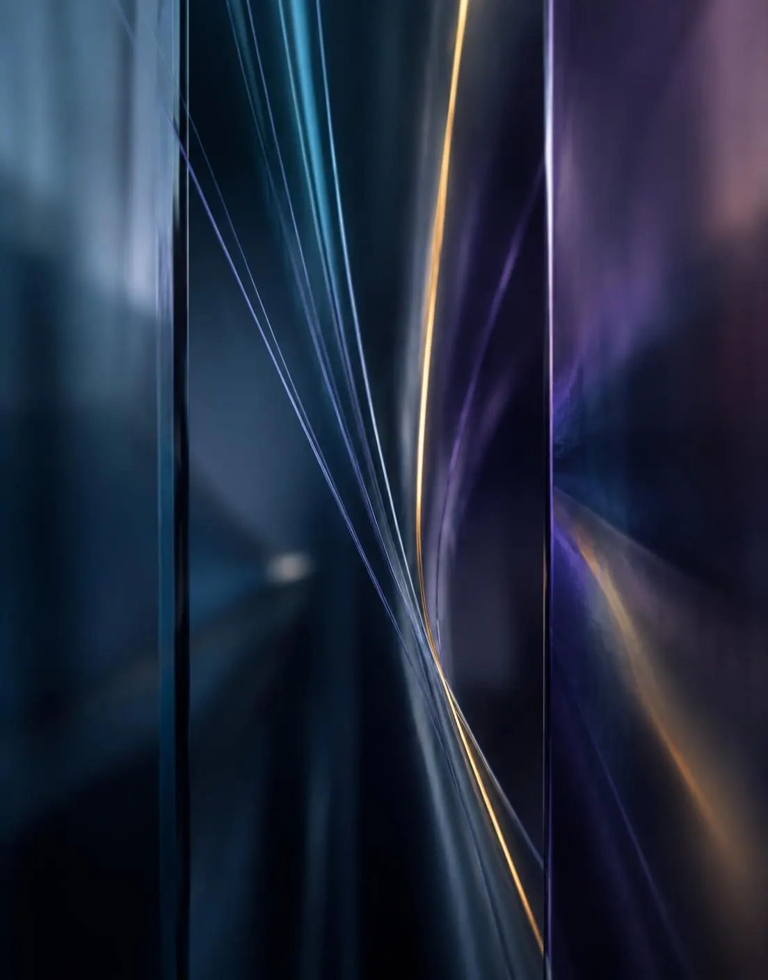 Composição abstrata de linhas de luz azuis, violeta e um filete dourado atravessando painéis de vidro